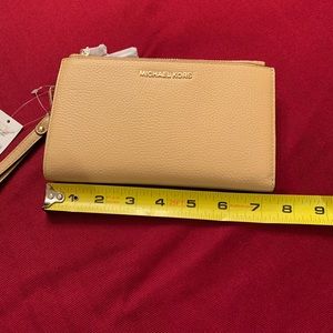Michael Kors wristlet in Butternut leather
